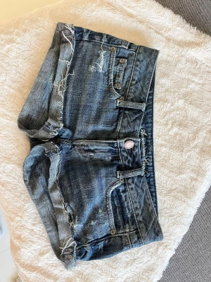 Blå jeansshorts - Säljer ett par blå jeansshorts från American Eagle. Köpta second hand, men tyvärr aldrig kommit till användning 