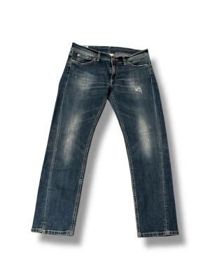 Mörkblåa dondup jeans - Skick 8,5/10. W 30. Postar inom 24 timmar