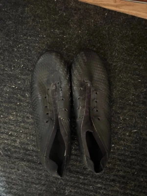 Adidas predator  - Adidas predator FG elite. Äkta. Passar gräs och konstgräs. Säljs då jag inte spelar längre. Snörena kommer även med. Köpte de för 2800. Har storlek 45 men de storlek 46 i skorna då jag gick upp en storlek pga adidas modell 