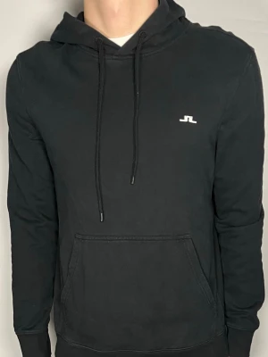 J.Lindeberg hoodie - Säljer en riktigt snygg och trendig J.Lindeberg hoodie i fint skick, storlek M, vid frågor är det bara att skriva //Gramenti
