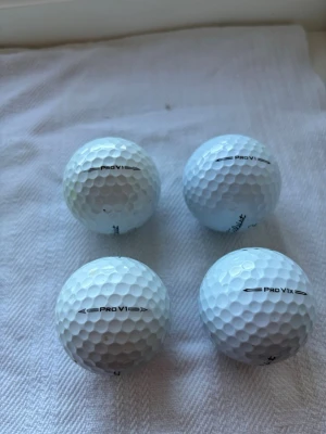 Titleist Pro V1/v1x golfbollar 4-pack - Säljer ett 4-pack Titleist Pro V1/v1x. A-B klass.  Bra kvalitetsbollar till golfbanan. Nån boll kan ha nån liten liten brun fläck eller reklam. Hör av er vid ev funderingar!