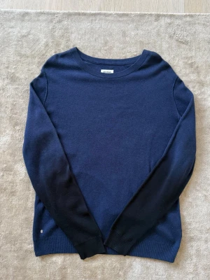 Zadig Voltaire sweatshirt - Säljer nu denna feta Zadig Voltaire sweatshirt. Den är bara testad så i nyskick. Nypris ligger på    3 tusen mitt pris 950. Den fadar till svart i armarna och är en limiterad tröja. Bara att höra av er vid frågor mvh Liam😁