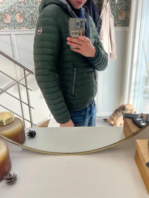 Colmar jacka  - Säljer min colmar jacka i fint skick perfekt till våren. Jackan är i storlek S och modellen är 179