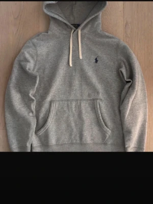 Grå Ralph Laurent hoodie med snören  - Bra skick storlek Xs hör av dig vid frågor 