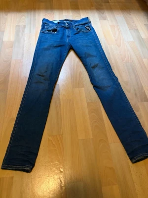Blå slim fit replay anbass jeans  - Snygga blå slim fit jeans från replay strl 27W 32L köpt i butik för 1600kr säljer för att dem är för små för mig 