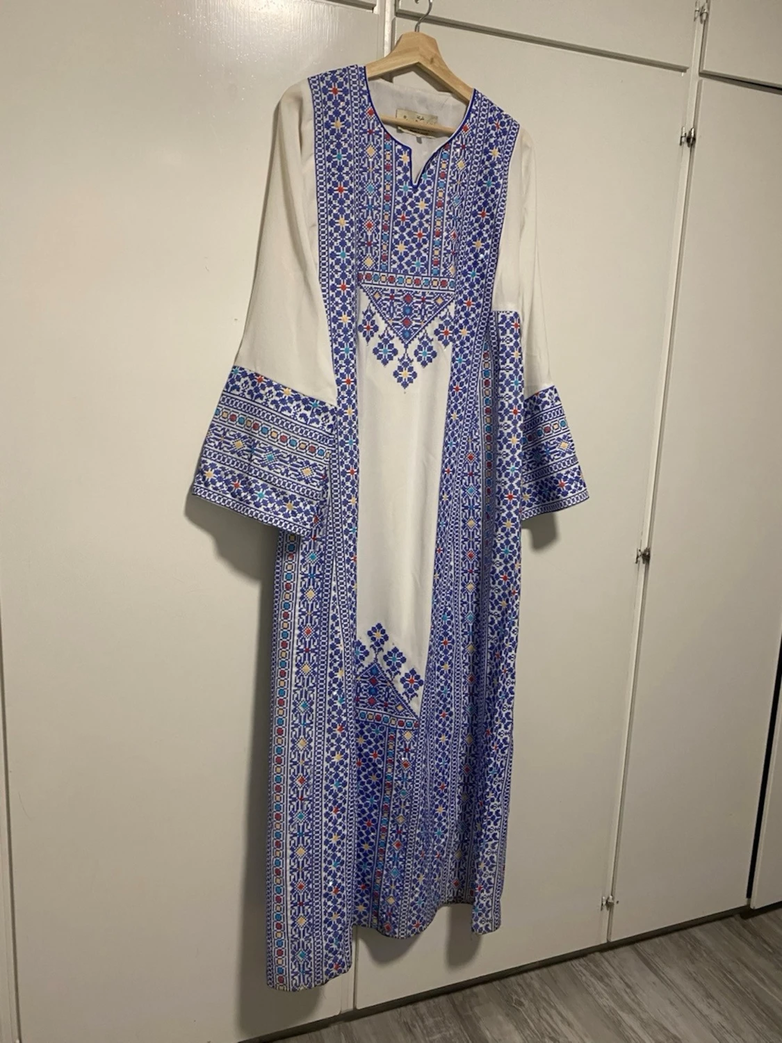 Vit långklänning med blått mönster