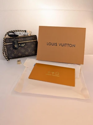 Iouis Vuitton Vanity PM ✨ - The Perfect Vanity 🖤 Iouis Vuitton Vanity PM – där klassisk tradition möter modern lyx. En unik detalj som gör hela din look komplett. ✨