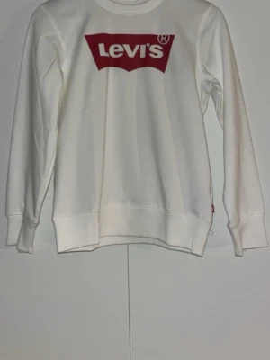 Vit sweatshirt från Levi's - En vit tröja från Levi’s, aldrig använt. Strlk 14 år/ 164 cm