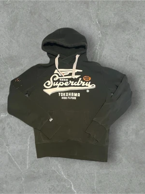  Superdry hoodie mörkgrön - Jag är runt 190cm och väger runt 70kg
