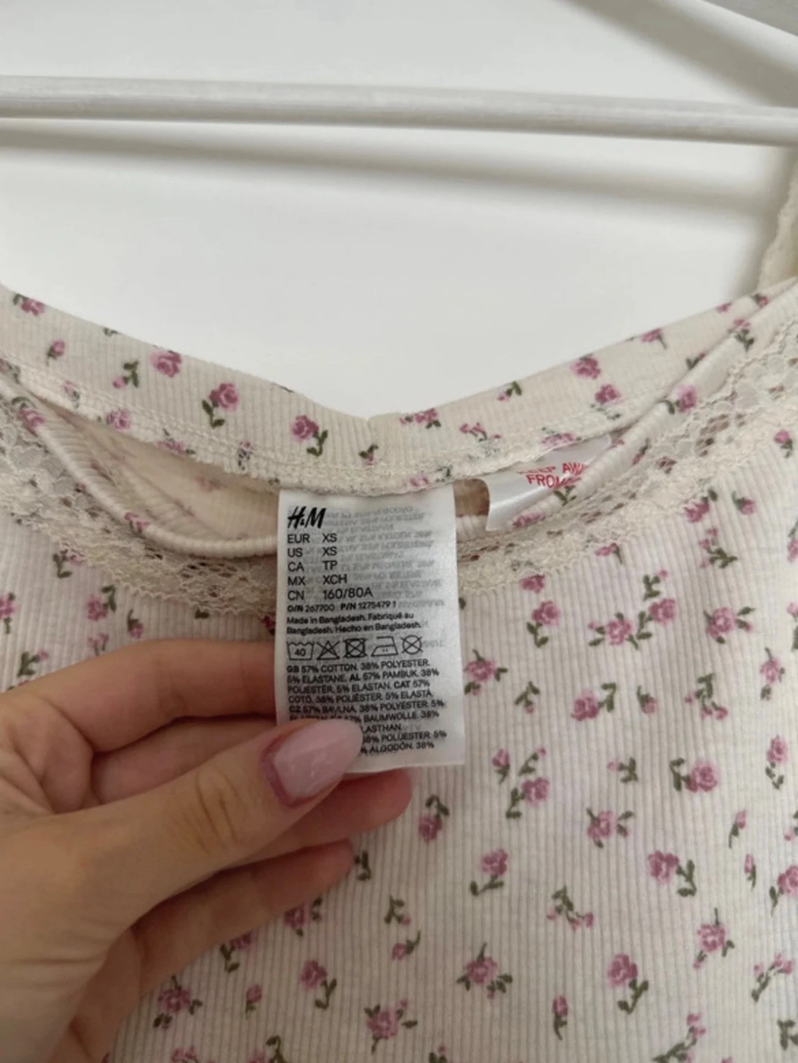 Blommig spetsdetaljerad pyjamas  - 3