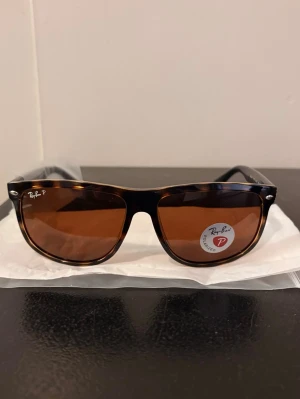 Rayban ”boyfriend” polarized - Löningserbjudande: Helt nya Ray-Ban “Boyfriend” Polarized. De är oöppnade med alla etiketter kvar och  allt som syns på bild ingår. Säljs för endast 549 kr. Erbjudandet gäller till fredag 23:59.