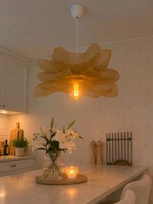 Beige mesh taklampa i metall - ca 40-45 cm  - Säljer en unik beige/grå taklampa med vågig design i metall nät. Lampan har en modern och luftig känsla och hängs upp med vit sladd och takfäste. Perfekt som statement piece i köket eller vardagsrummet.
