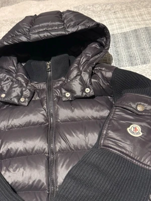 Moncler cardigan  - Moncler cardigan, riktig bra skick inga tecken på användning nästan! Bra pris! Fraktas samma dag som köp✅
