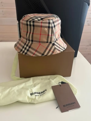 Burb3rry hatt - Använd Max 5 gånger helt ny annars 
