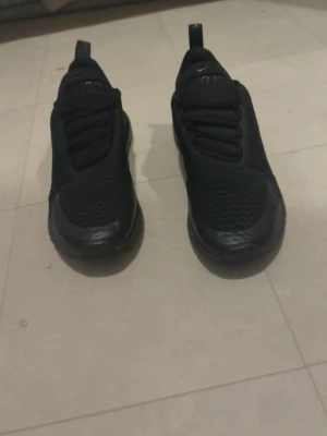 Svarta Nike Air Max 270 sneakers - Säljer ett par helsvarta Nike Air Max 270 sneakers storlek 40 privat om du vill ha mer bilder 