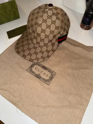 Beige gussi keps  - Säljer en dunder gussi keps i färgen beige aldrig använt.