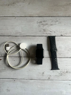 Apple watch series 3 38mm med extra armband - Säljer denna applewatch series 3 38mm med laddare och extra armband. Batterihälsa på 96%. Originalkartong finns tyvärr inte. 
