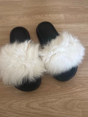 Tofflor med päls🤍 - Säljer dessa tofflor . Köpta för något år sedan men endast använda få tillfällen, tror det är äkta päls!