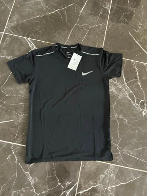 Svart Nike tränings T-shirt  - Säljer en svart Nike-träningströja i storlek M.
