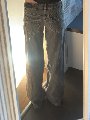 Gråa lågmidjade jeans med raka ben - Säljer ett par gråa baggy jeans med raka, vida ben och låg midja från Gina🩶 Aldrig använda!