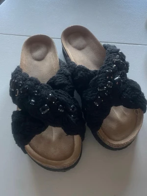 Liknande inukki tofflor - Liknade inukki tofflor, minns inte vart jag köpt dem. Använda fåtal gånger. Sköna och fina. Storleken står inte men de passar mig och jag brukar ha 37-38 i skor och tofflor 