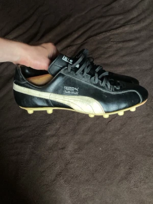Puma Elite fotbollsskor från sovjetunionen  - Skorna kommer från sovjetunionen så dem är väldigt gamla. Väldigt sällsynta och perfekta för någon som samlar på fotbollskor. Storleken är 11 1/2 vilket motsvarar något mellan 45 och 46. Väldigt bra skick. 