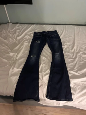 Mörkblåa jeans  - Säljer dom här jeansen från Gina 14+ i storlek S som tyvärr är för små❤️skriv vid funderingar ❤️pris kan diskuteras vid snabbt köp❤️