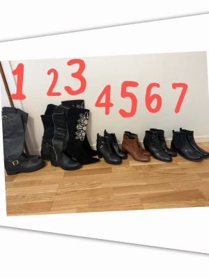 Stövlar  - 1 stövlar  storlek 39, pris 250kr  2 stövlar storlek  39, Pris 250kr  3 stövlar storlek  38,  Pris 450kr  4 stövlar Carvela storlek  37, pris  300kr  5 stövlar Footlight storlek 37, pris 250kr  6 stövlar Altrim  storlek 40, pris  200kr  7 stövlar  Aaltonen storlek  38 , pris 300kr . Du kan hitta mer på min sida 🌼