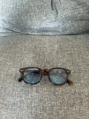 Solglasögon blå randig - Säljer dessa fantastiskt snygga solglasögon i leopard mönster med ljusblå tint, dom är riktigt snygga på eftersom dom är perfekt storlek och tint. Helt nya.  Perfekta nu för sommaren. Priset är fast så man köper via ”köp nu” knappen! Mvh 🙂
