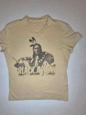 Dolce & Gabbana  - Cool gammal vintage t-shirt från dolce & gabbana. Mått(cirka): 70cm lång, 53cm bred. 