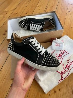 Christian Louboutin skor - Hej, säljer nu dessa svin snygga Christian Louboutin skor. Skorna är i grymt skick! Saknar en nit.  Begränsat antal boxar och dustbag. Hör av dig vid frågor.