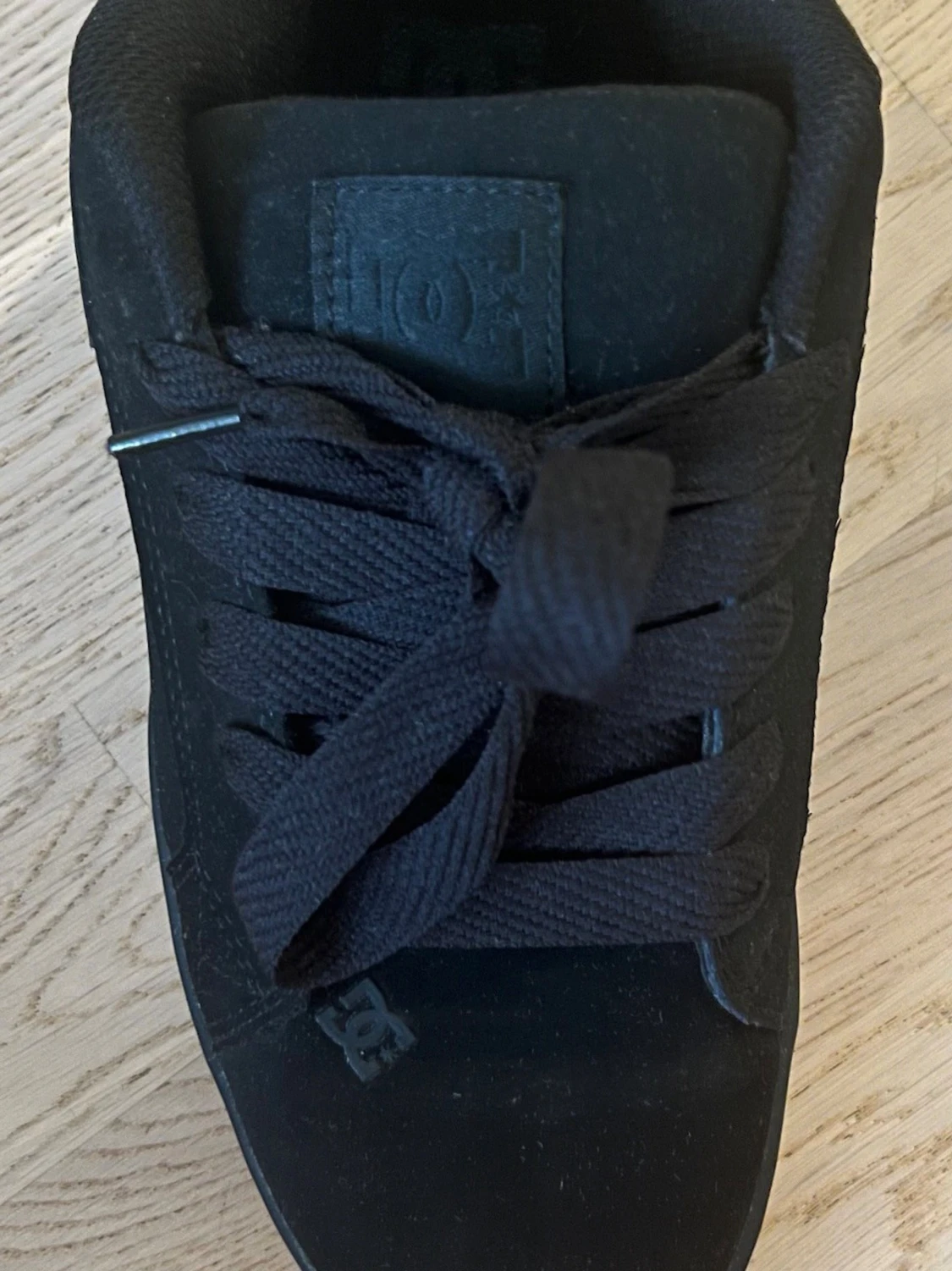 Svarta DC sneakers i mocka - 3
