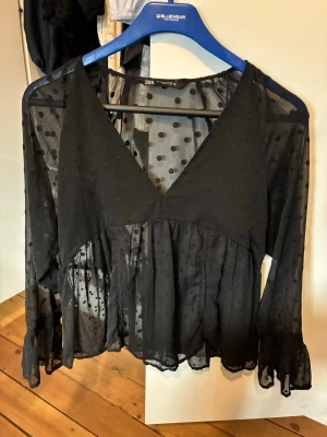 Svart  blus med prickar - Snygg svart blus från Zara med  prickar