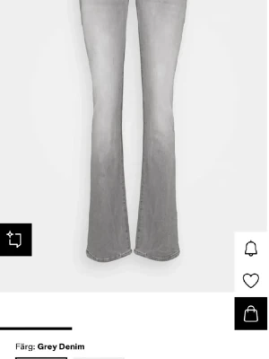 Gråa bootcut jeans i denim - Snygga gråa bootcut jeans i mjuk denim med utsvängda ben. Perfekta för dig som gillar en retroinspirerad look och vill ha ett par jeans som sticker ut. Passar till sneakers eller boots och ger en avslappnad vibe.