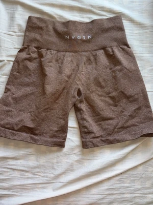 bruna nvgtn shorts💞 - säljer dessa träningsshorts från nvgtn💞 dessa är användna men fortfarande i mycket fint skick och har inga tecken på användning💞 säljer pga att de inte kommer till användning längre 💗
