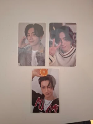Romance: Untold photocard set - Säljer ett set med tre photocard från Romance: Untold, med olika motiv på framsidan och färgade baksidor i rött, ljusgrönt och beige. Perfekt för samlare av K-pop eller merch. Kort i standardstorlek, motiv med olika poser och stilar.
