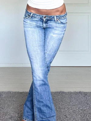 Wrangler jeans - Midjemått: 38cm rakt över, innerbenslängd: 80cm 💗