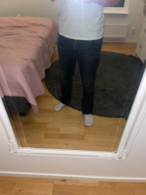 Replay svarta jeans straight fit thad - Säljer ett par svarta Replay jeans i straight fit  Storleken är 16a i barnstorlek men dem passar som W30-31 L32. Modell thad. Tyvärr har dom en liten defekt på vänstra benet som lätt går att sy ihop men enligt mig syns det knappt. Skriv vid minsta fråga.😄🤗