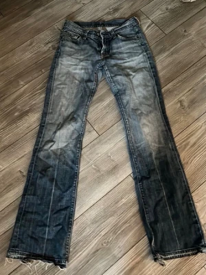 Blå bootcut jeans med slitningar - Säljer ett par blå bootcut jeans som inte kommer till användning💕 passar mig i längden som e runt 167