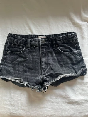 Svarta jeansshorts från Gina Tricot - Säljer ett par svarta jeansshorts från Gina Tricot i storlek 146. Inga fläckar, helt rena!