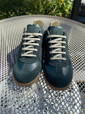 mm6/maison margiela gats - snygga mörkgröna gats i storlek 43 perfekta nu till sommaren inga skador på skorna. Skorna är köpa secondhand så inget tillkommer hör av er vid frågor!