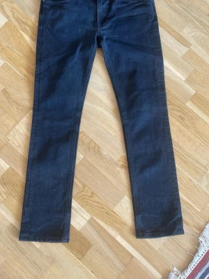 Nudie jeans slim  - Tja, jag säljer ett par svarta nudie jeans. Jeansen är storlek 32/32 men de sitter rätt tajt. Jeansen är i bra skicka eftersom de bara har blivit använda väldigt få gånger. Hör gärna av dig vid funderingar! 🙌