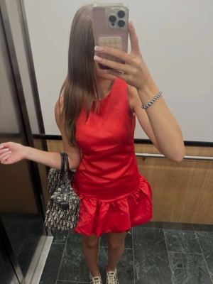 Röd ballon dress gina - Helt ny klänning, använd bara på midsommar. Nypris 600 kr. Pris kan eventuellt diskuteras, och jag skickar paketet på samma dag! Ställ gärna frågor om du har några! ♥️