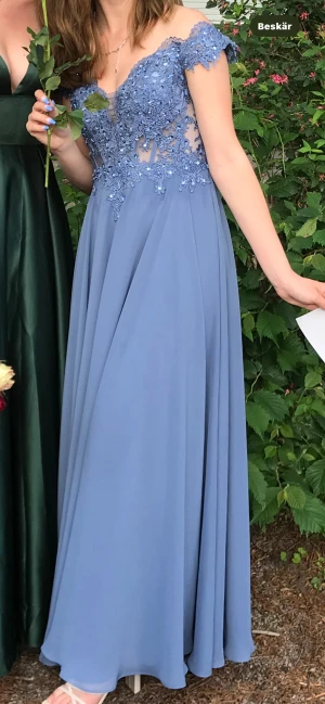 Vacker Balklänning  - Säljer nu min otrolig fina balklänning då den ej används längre!🥰den är justerbar i storleken då den knyts i bak, men jag brukar ha S/M och är 165. Köpt på plick så osäker på nypris. 