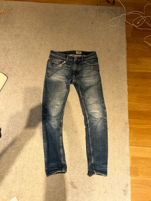  jeans blå - Säljer ett par  jeans i blå tvätt med slitningar, insliten tvätt av expert/provs modell pistolero