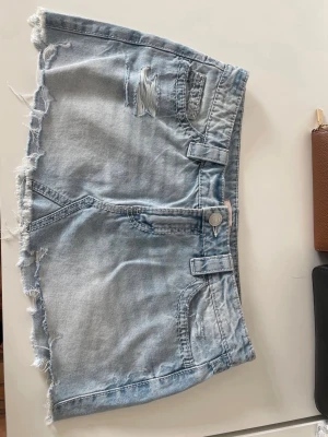Gina tricot jeanskjol💕 - En super söt jeanskjol från Gona tricot! Knappt använd💕