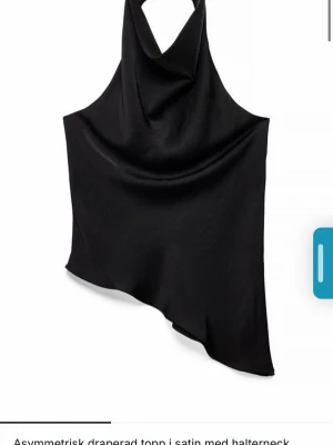 Satin/siden  halterneck topp - Asymmetrisk siden linne. Helt ny med prislapp kvar. Beställde den men tyckte inte om hur den satt på mig. Kostar 300kr. 