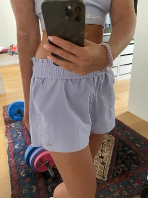 Ljuslila träningsshorts från Alo yoga - Säljer mina alo yoga tränings short, bara använda en gång