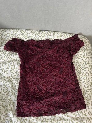 Vinröd spets topp offshoulder - Vinröd spets topp från reserved. Storlek S 