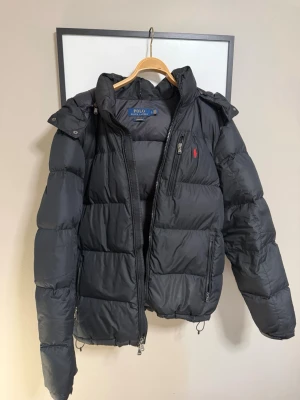 Svart dunjacka från Polo Ralph Lauren - Storlek L i bra skick, använd 2 vintrar